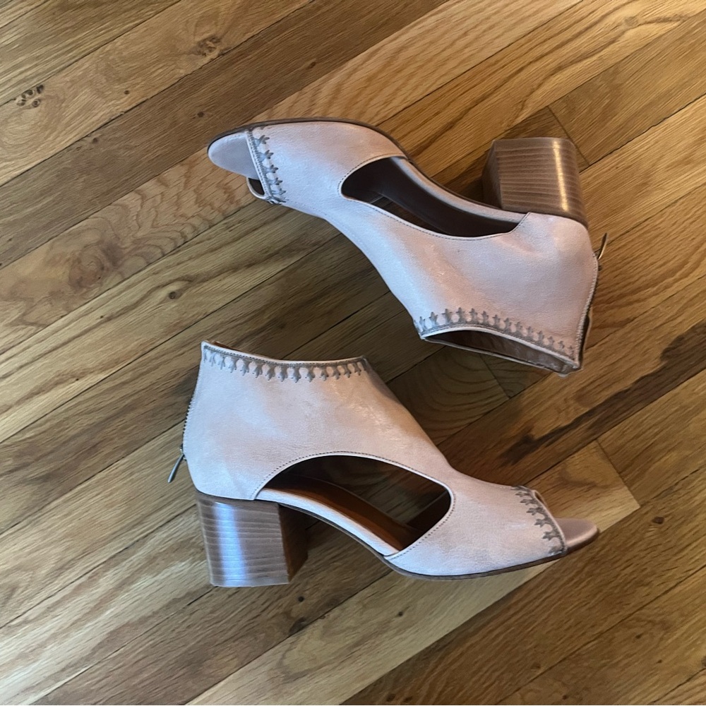 Vero Cuoio Open-Toe Block Heel Sandal - Light Blush for Sundance